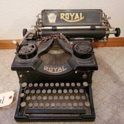 #1426 â€¢ Vintage Roy Standard Typewriter