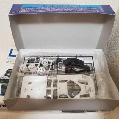 #1516 â€¢ 2 Vintage Model Car Build Sets