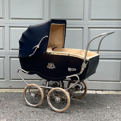 VINTAGE ENGLISH PRAM | h. 44 x 45 x 24 in.
