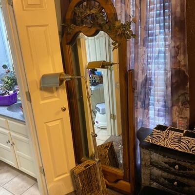 Swiveling floor mirror