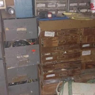 Assorted hand ware and decor 