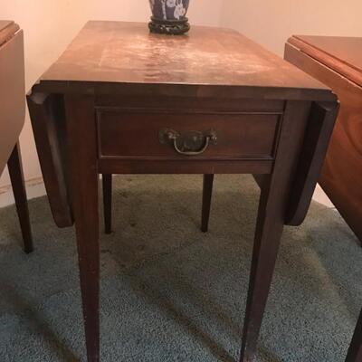 Pembroke table $155

16 X 25 X 25"
2 leaves @9 1/2 each