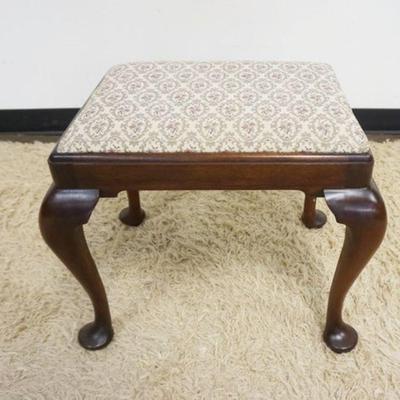 1010	HENKEL HARRIS VIRGINIA GALLERIES UPHOLSTERED STOOL
