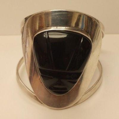 https://www.ebay.com/itm/115540807691	RAB3042 VINTAGE STERLING SILVER & BLACK ONYX CUFF BRACELET
