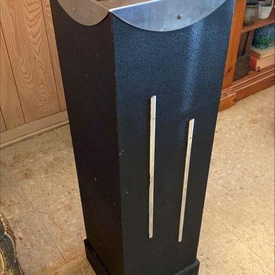https://www.ebay.com/itm/125528284468	NW1019 ANTIQUE ART DECO STYLE THEATER TICKET BOX WITH KEY AND COLLECTION BOX 
