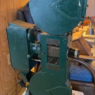 https://www.ebay.com/itm/115537915636	NW1018 ANTIQUE 1923 Holmes Silent Movie Projector, Portable 35 mm 
