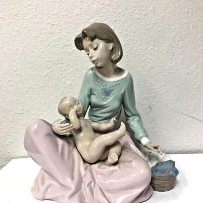 https://www.ebay.com/itm/115530103739	SG6010 Lladro Figurine Dressing the Baby 5845 No Box
