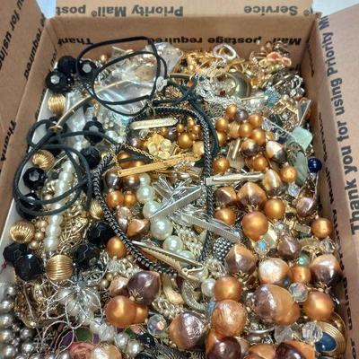 https://www.ebay.com/itm/115540807690	RAB3057 GRANNY'S 15LBS JUNK JEWELRY BOX 
