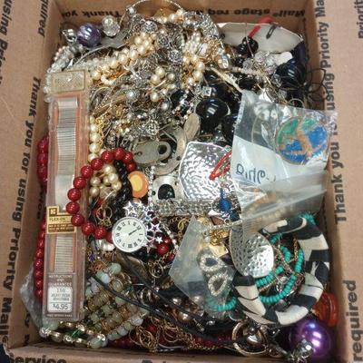 https://www.ebay.com/itm/115540807694	RAB3058 GRANNY'S 13LBS JUNK JEWELRY BOX 
