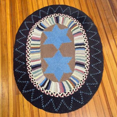 OVAL HOOKED MAT  |  With two blue stars within colorful borders - l. 4 x w. 3 in.