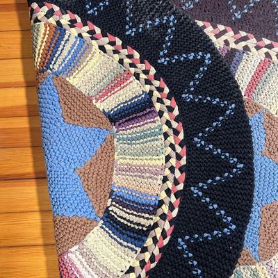 OVAL HOOKED MAT  |  With two blue stars within colorful borders - l. 4 x w. 3 in.