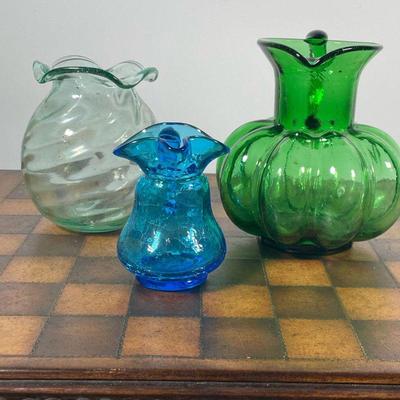 (3pc) ASSORTED GLASS PIECES  |  Two color glass pitchers and one vase - h. 6.75 x dia. 6 in