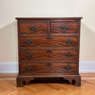 SMALL CHEST OF DRAWERS  |
Small chest of drawers with 3 full sized and 2 half sized drawers, appears unsigned - l. 28.25 x w. 17.5 x h....