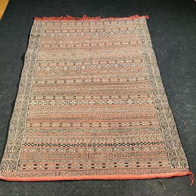 FLAT WOVEN MAT  |  
Red fringe at one end - l. 70 x w. 45 in.