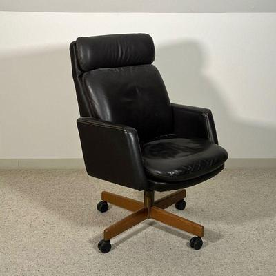 LEATHER & WOOD EXECUTIVE ARMCHAIR  |
Stitched leather padded, back and seat leather armrests swiveling on a four leg wooden base - l....