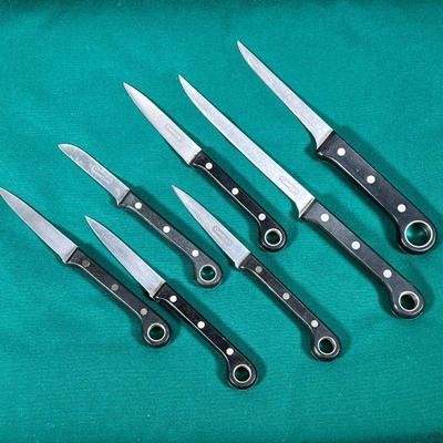(7pc) CUISINART KNIFE SET  |
Black handles with holes for hanging, including a for matching knives, one smaller paring knife, and two...