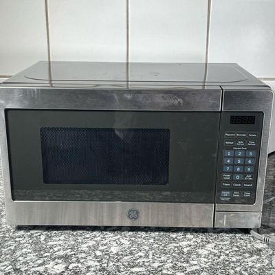 GE MICROWAVE  |
Stainless steel General Electric microwave, 700 watts - l. 17 x w. 13 x h. 10 in.