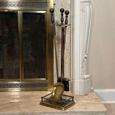 FIREPLACE TOOLS  |
Three fireplace tools on a matching stand, of heavy polished / brushed metal - h. 30.5 in.