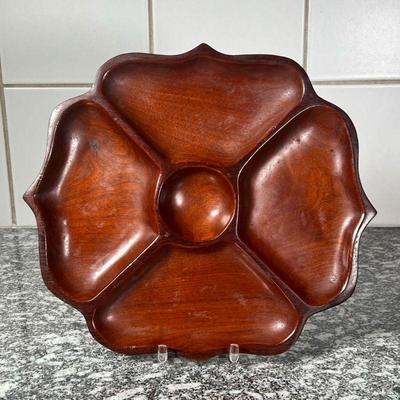 VEGGIE SERVING DISH  |
Wooden dish with 4 sections, as well as a condiment area in the center - l. 10 3/4 x w. 11 3/4 in.
