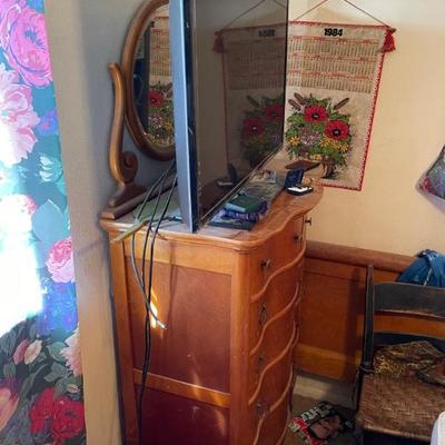 Antique chest of drawers with swing / tilt mirror
