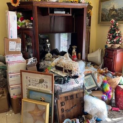 Boxes and boxes full of who knows whatâ€¦ ? Come open then and find out!
