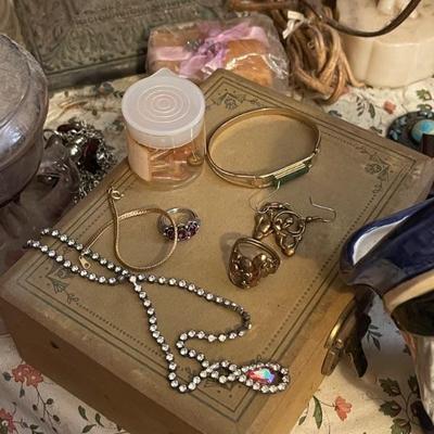 Costume jewelry 