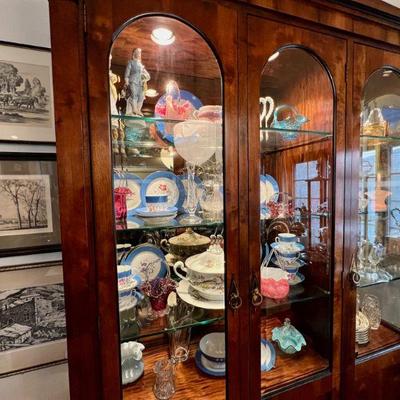 Lighted display cabinet