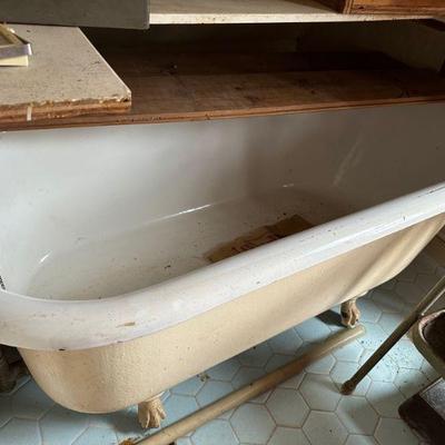 Claw foot bathtub