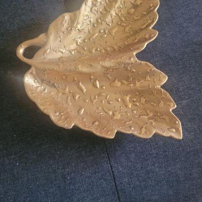 Front view of the gold dish