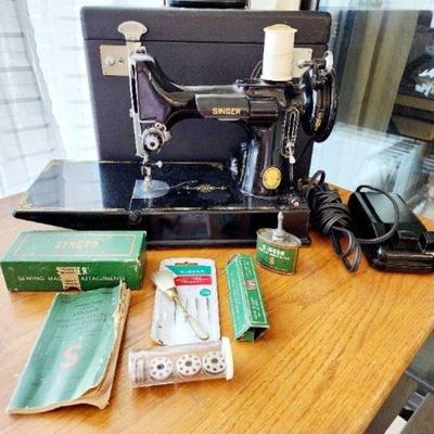 Singer 221 Featherweight Sewing Machine
