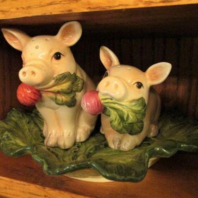 Fitz & Floyd pig shakers