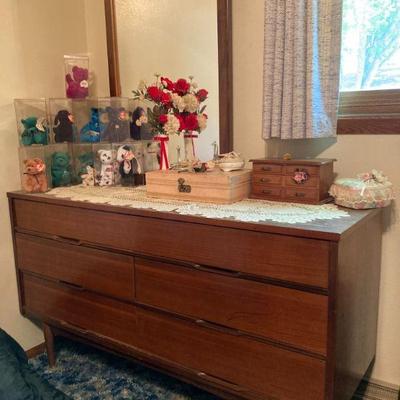 MC dresser with mirror
