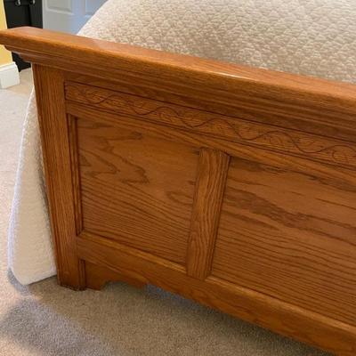 Traditional Queen Oak Panel Bed  (mattress not included).  Uncomplicated your life with this expertly crafted timeless bedframe with...