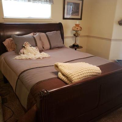 Queen sleigh bed, nice linens, sleep number mattress