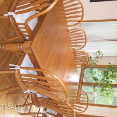 Top quality Amish-made oak dining set. 6 chairs plus 2 arm chairs. Near perfect condition.