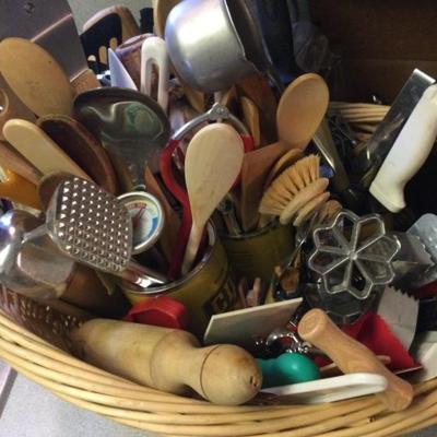 Utensil basket