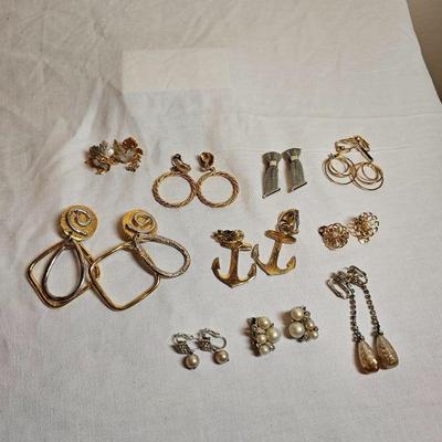 https://www.auctionninja.com/stress-free-estate-services-llc/sales/details/giant-nh-coast-estate-gold-silver-and-costume-jewelry-auction-...