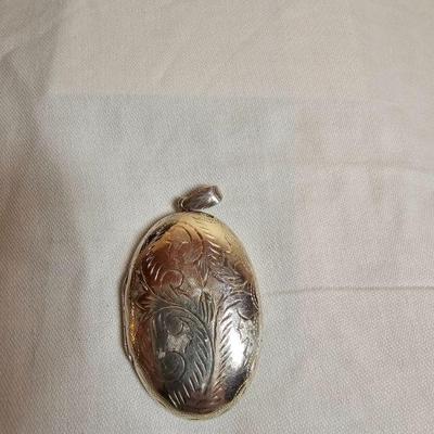 https://www.auctionninja.com/stress-free-estate-services-llc/sales/details/giant-nh-coast-estate-gold-silver-and-costume-jewelry-auction-...