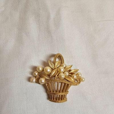 https://www.auctionninja.com/stress-free-estate-services-llc/sales/details/giant-nh-coast-estate-gold-silver-and-costume-jewelry-auction-...