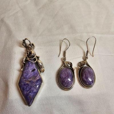 https://www.auctionninja.com/stress-free-estate-services-llc/sales/details/giant-nh-coast-estate-gold-silver-and-costume-jewelry-auction-...