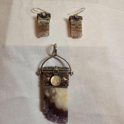 https://www.auctionninja.com/stress-free-estate-services-llc/sales/details/giant-nh-coast-estate-gold-silver-and-costume-jewelry-auction-...