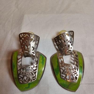 https://www.auctionninja.com/stress-free-estate-services-llc/sales/details/giant-nh-coast-estate-gold-silver-and-costume-jewelry-auction-...