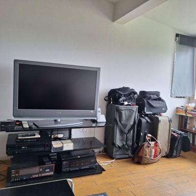 SONY BRAVIA HDTV
40" KDL-40S2000