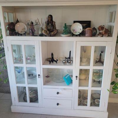 Very nice display cabinet, shelves, drawers and doors