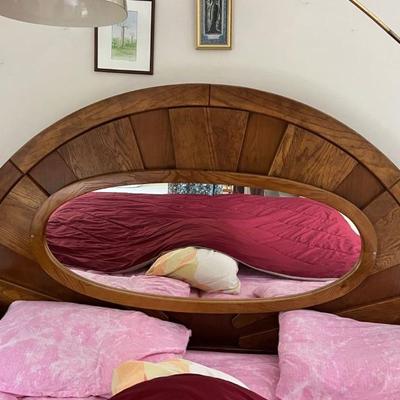 Contemporary k-size bed