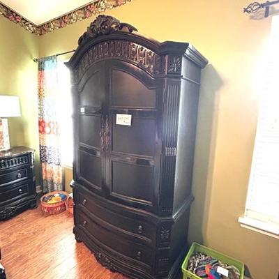 Armoire - $300