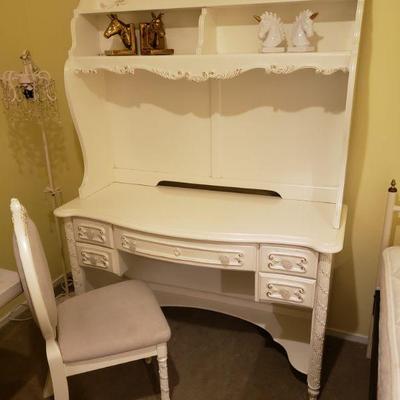 Girls computer desk with hutch