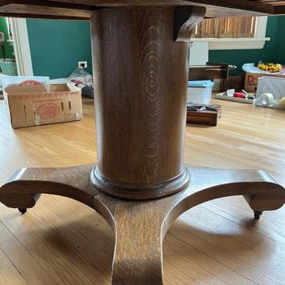 Late 19th century oak pedestal table with two leaves, goes from round to oval, solid wood