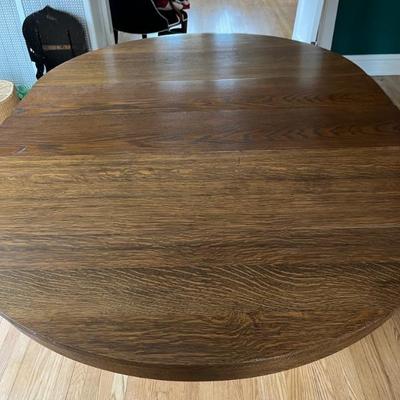 Late 19th century oak pedestal table with two leaves, goes from round to oval, solid wood