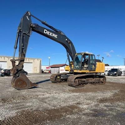 #90 â€¢ 2011 John Deere 290G Excavator
